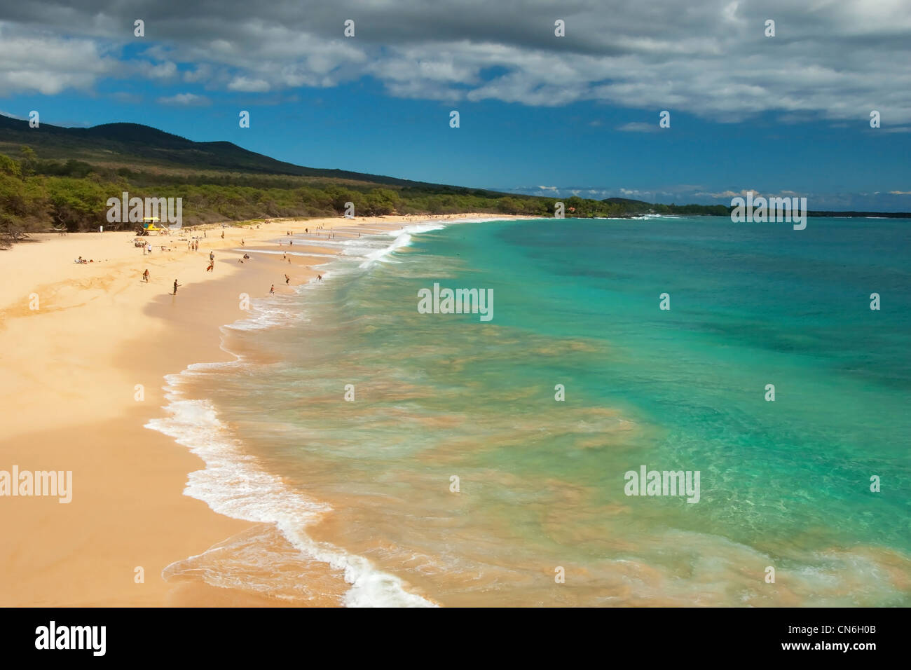 Vista de la playa grande en la isla de Hawaii Maui con océano azul Foto de stock