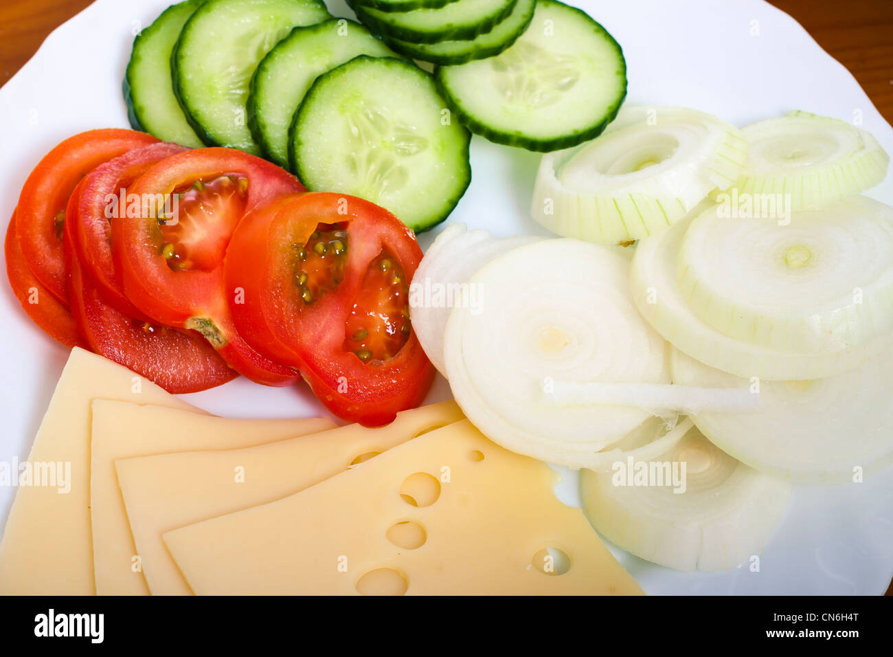 Cerca del plato con verduras y queso. Foto de stock