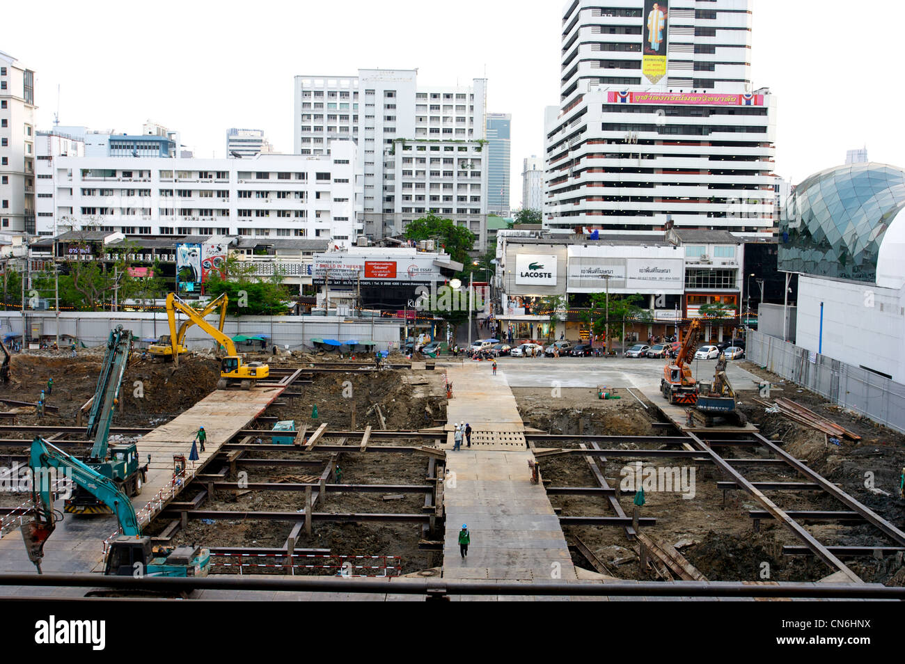 El desarrollo,nuevos y viejos edificios, la base de trabajo para los trabajos de construcción, Bangkok,Tailandia Foto de stock