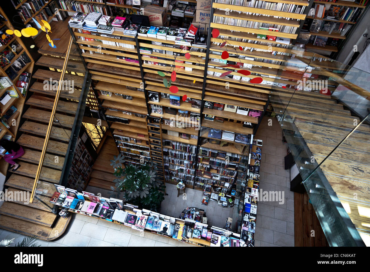 Historia atrio de 3 pisos con tragaluz escalera de la bien surtida librería  Cafebreria elegante café bar en el distrito romaní de la Ciudad de México  Fotografía de stock - Alamy