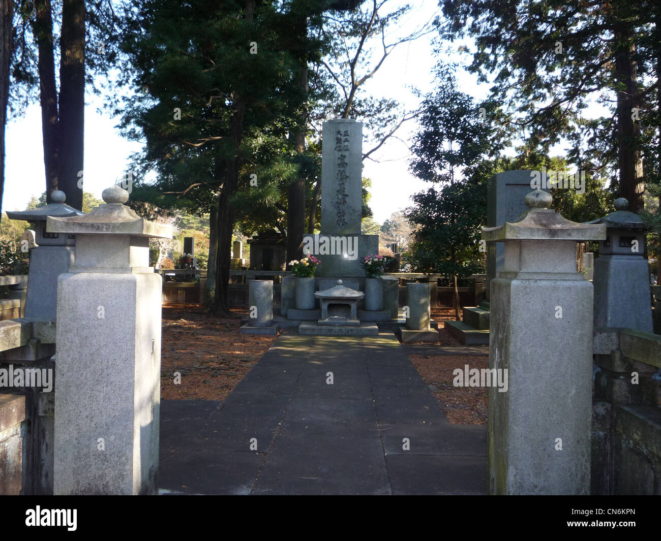 Tumba de político japonés Korekiyo Takahashi en Tama Reien Cementerio