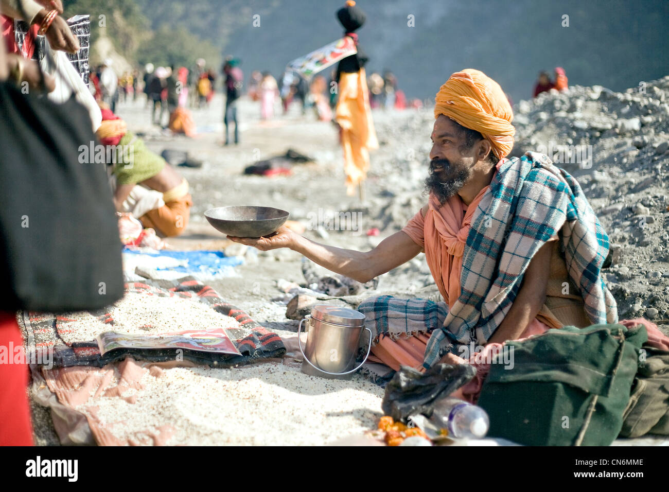 Sadhu pidiendo limosnas en Ridi Baazar festival en Nepal Foto de stock