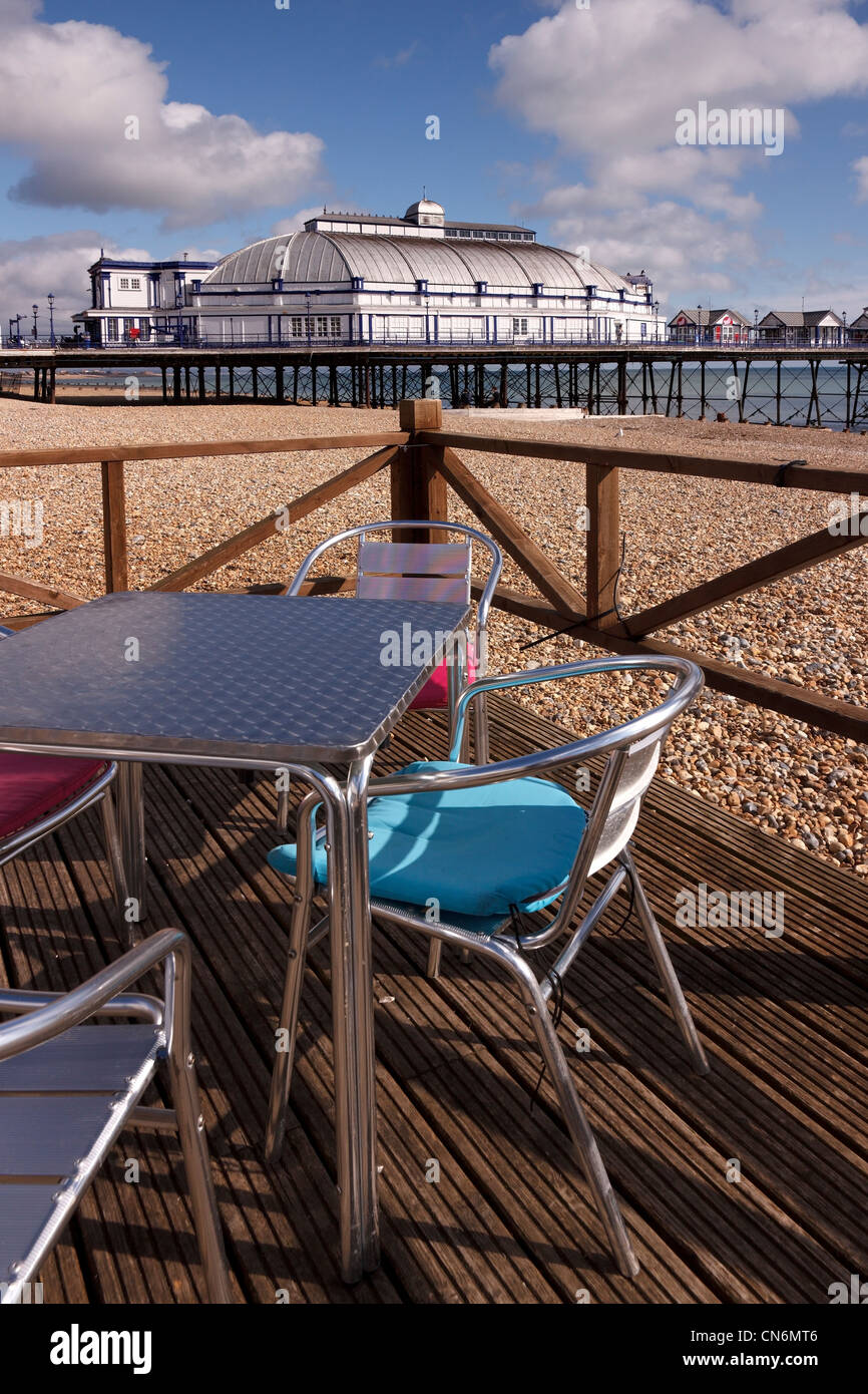 El brillante metal mesas y sillas en la piscina seaside cafe por la playa y el muelle, el Paseo Marítimo de Eastbourne, East Sussex, Inglaterra, Reino Unido. Foto de stock