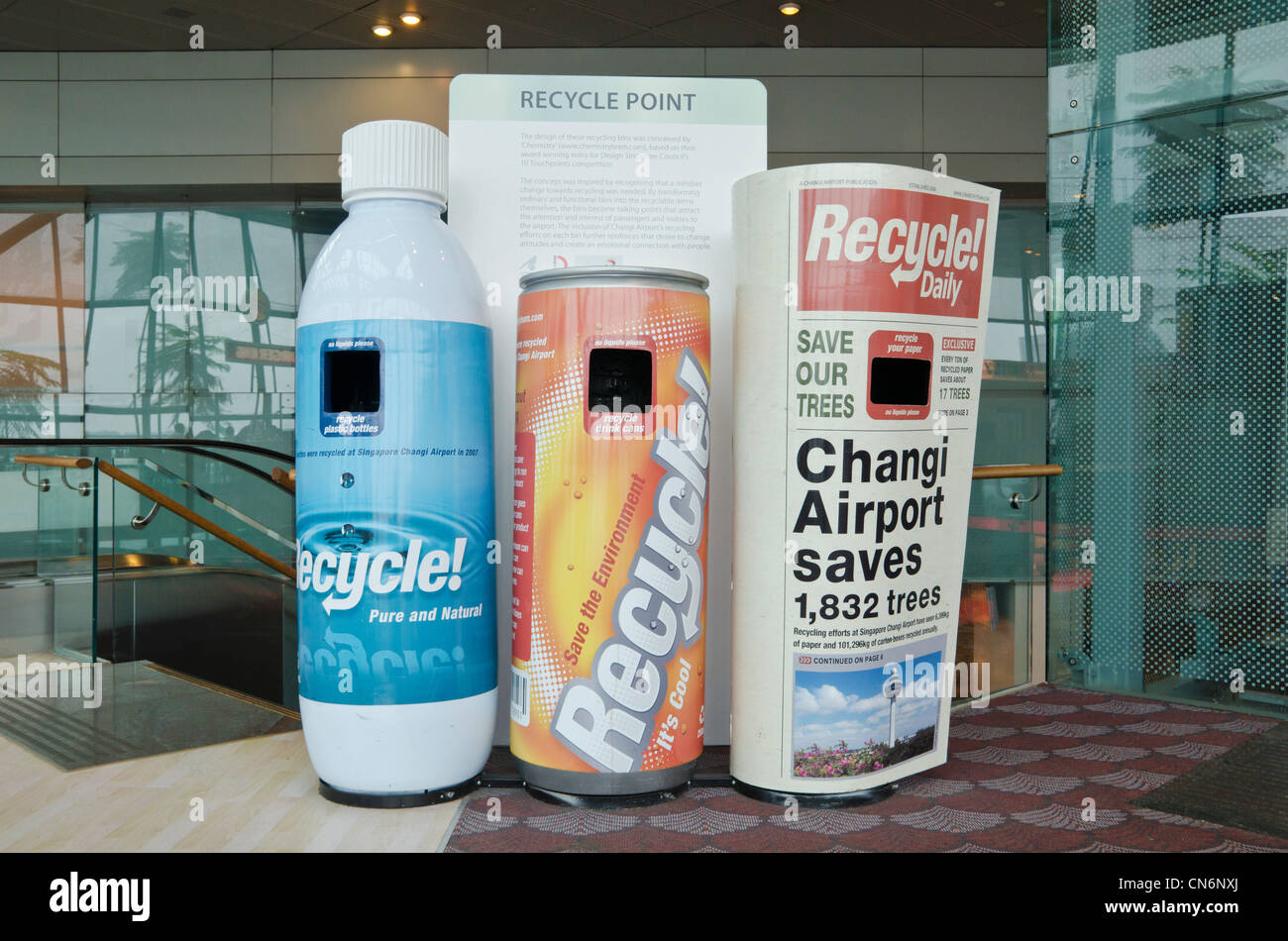 Contenedores de reciclaje fácilmente identificables en el aeropuerto de Singapur. Foto de stock
