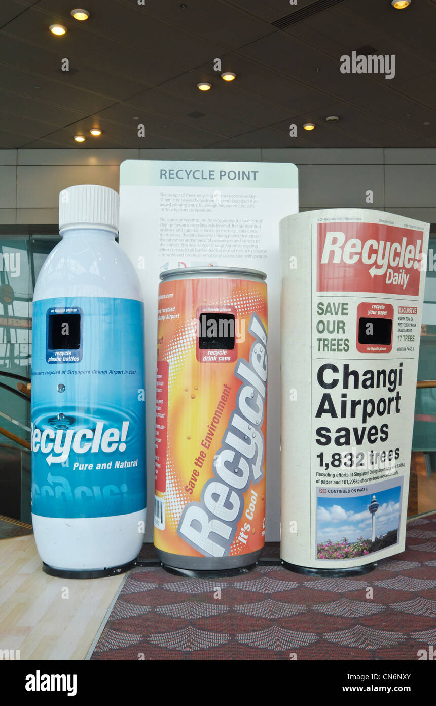 Contenedores de reciclaje fácilmente identificables en el aeropuerto de Singapur. Foto de stock