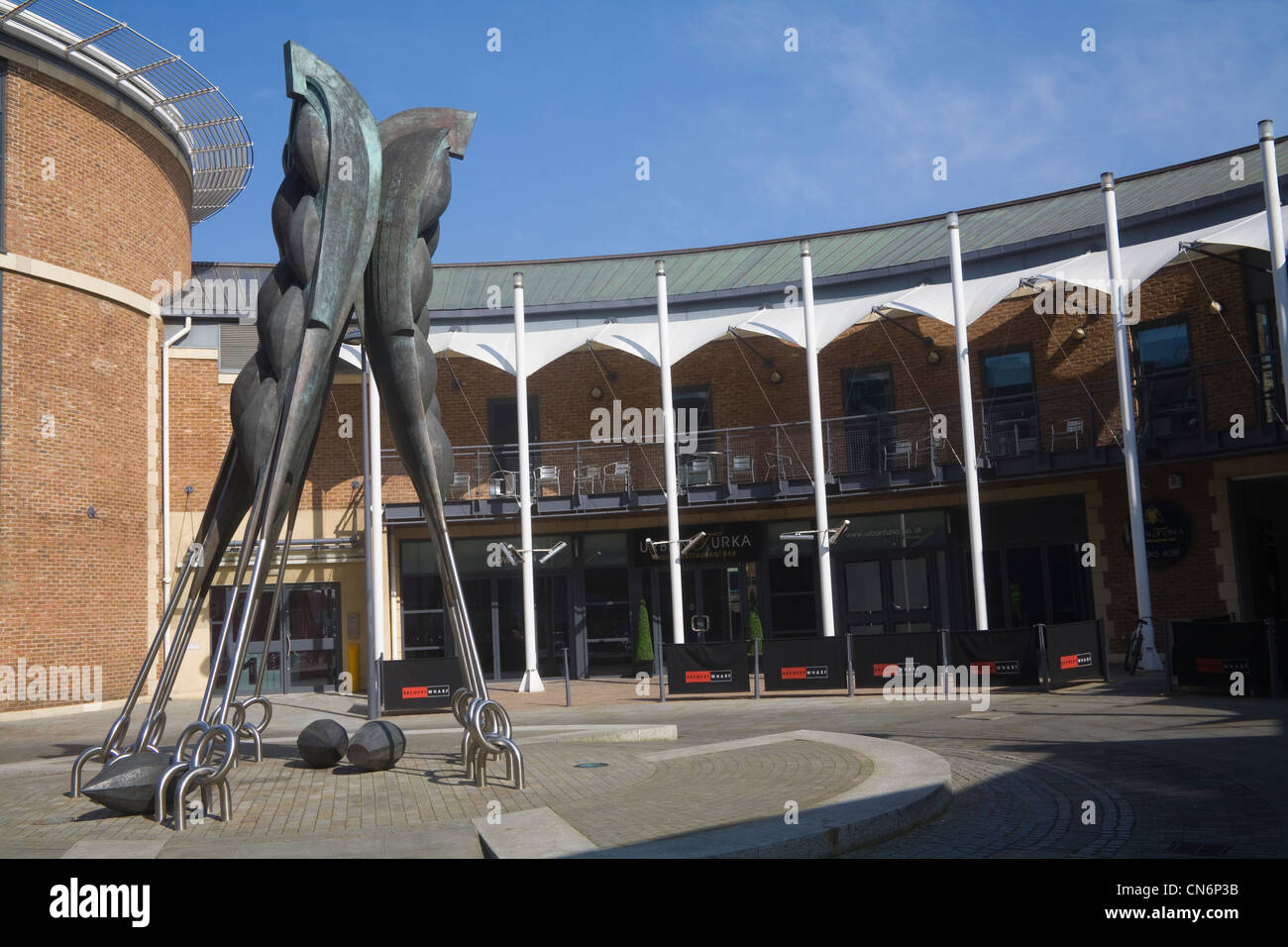 Leeds, Yorkshire, Inglaterra ,Escultura,restaurantes, de Brewery Wharf en reurbanizado waterfront Foto de stock