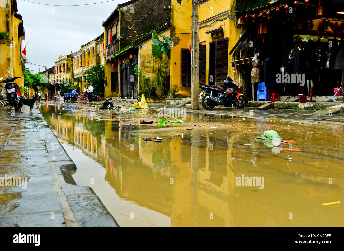 Quedan restos en las calles después de las inundaciones en Hoi An, Vietnam Foto de stock