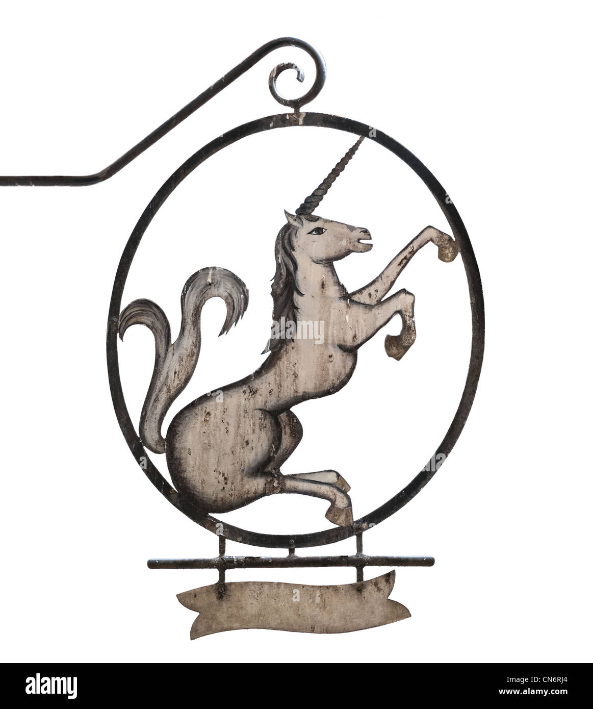 Antiguo signo de taberna medieval, pub, bar o tienda representando unicornio. Aislado sobre fondo blanco, lugar de texto bajo el unicornio. Foto de stock