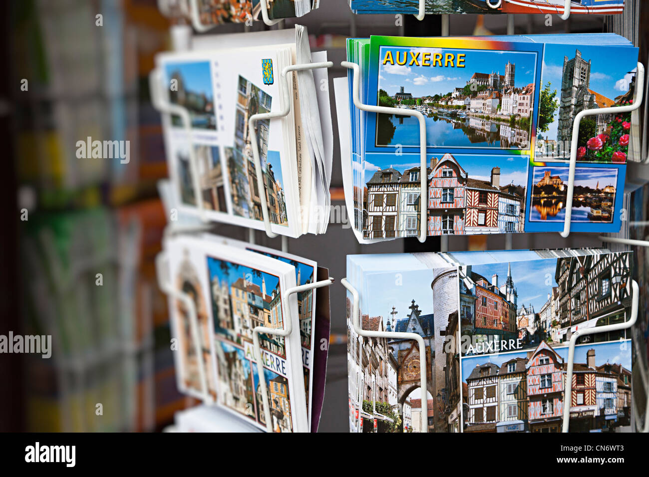 Tarjetas postales en venta, Auxerre, Borgoña, Francia Foto de stock