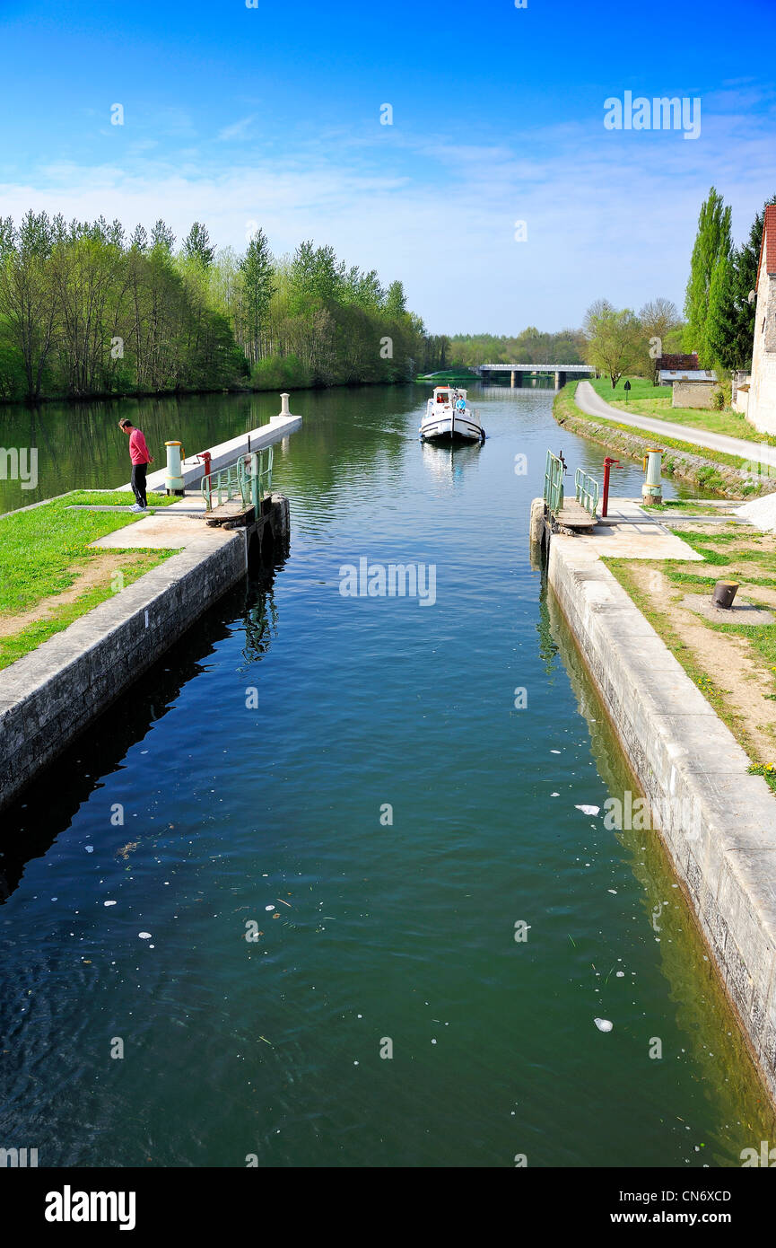 Entrando en la barcaza turística Maunoir bloqueo sobre el Canal du Nivernais, Borgoña, Francia. Espacio para texto en el cielo. Foto de stock