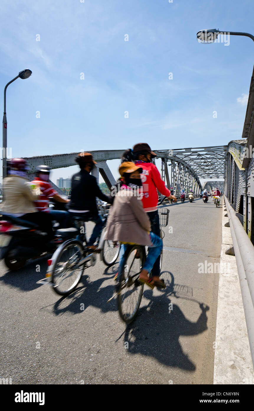 El tráfico que cruza el Puente Trang Tien, Hue, Vietnam, Asia Foto de stock