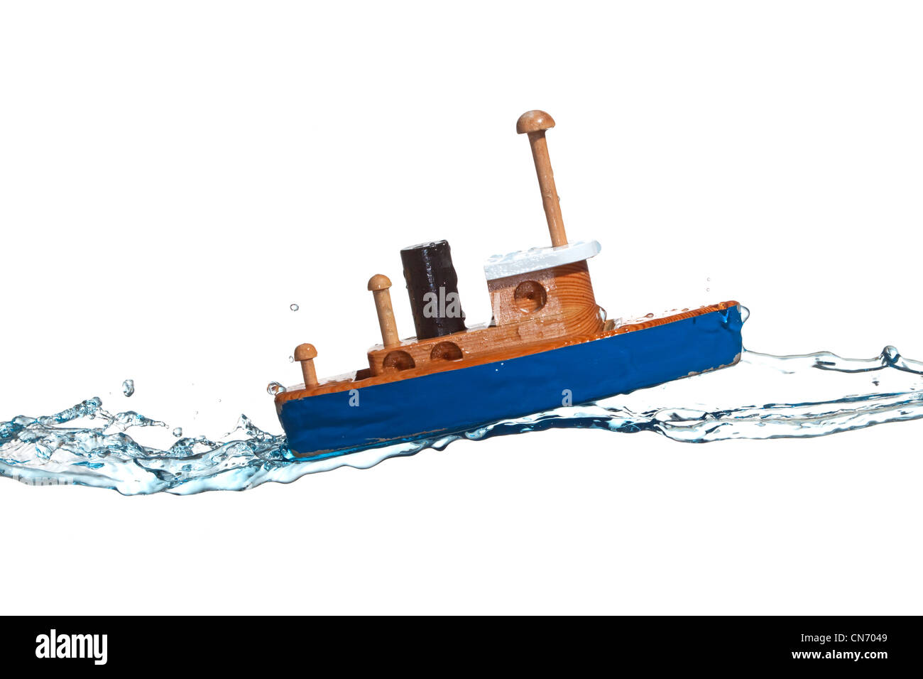 Barco de juguete salpicado con agua Foto de stock