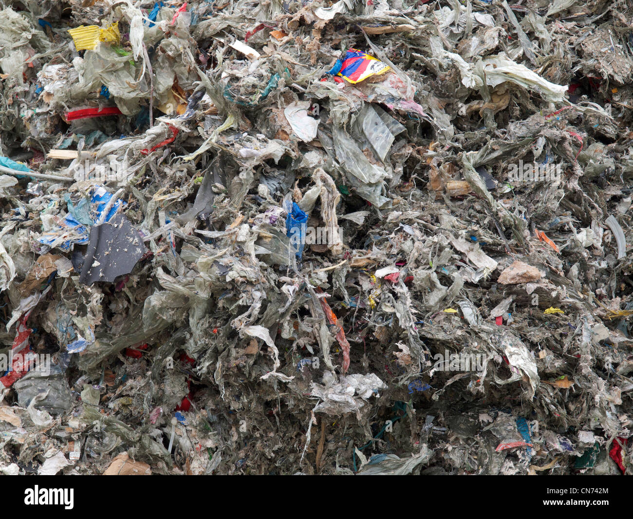 Los residuos plásticos, que es un residuo de papel reciclado, en una fábrica de cartón en Groninga. Foto de stock