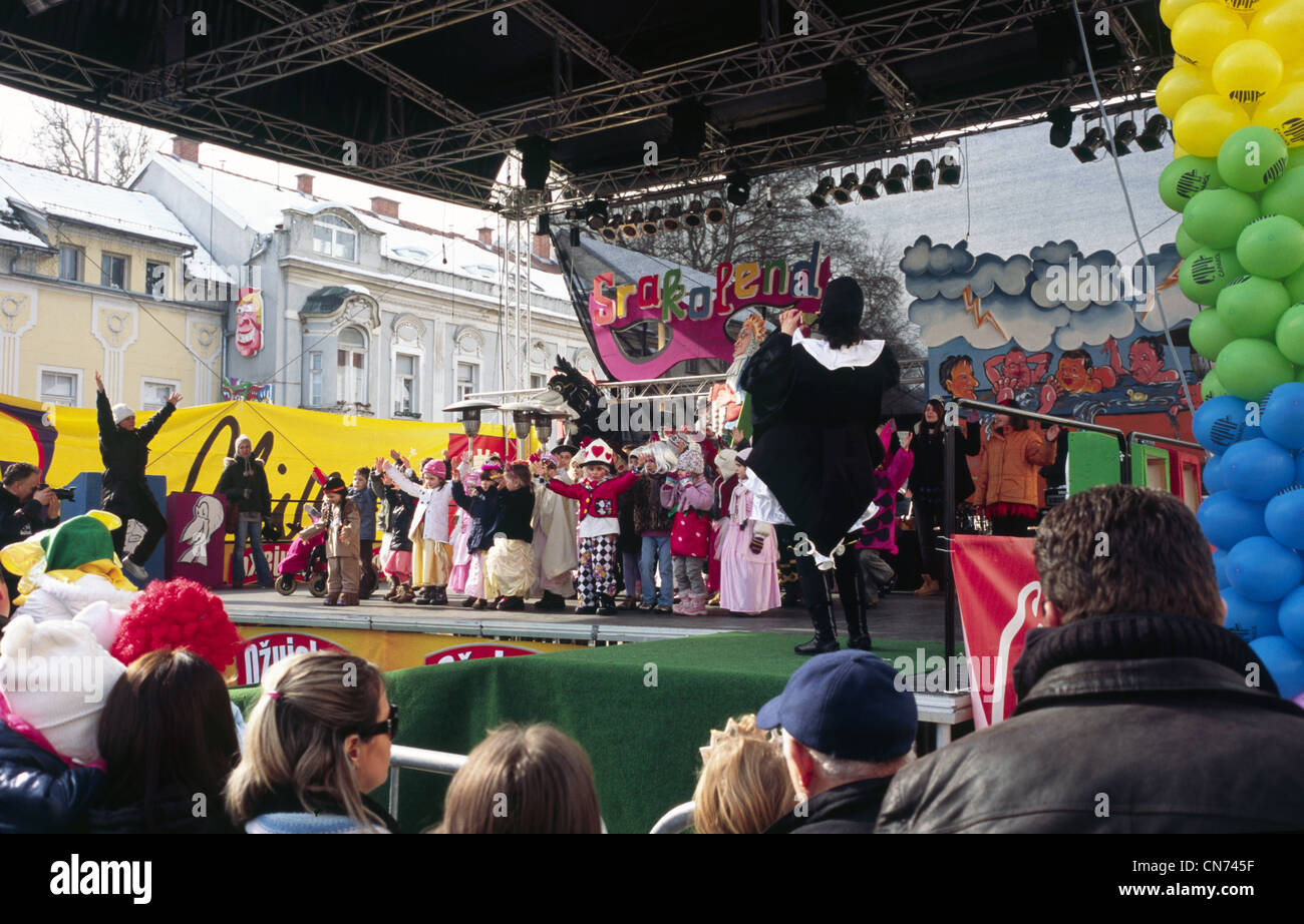 La gente se divierte en tradicionalmente el carnaval en la ciudad croata de Samobor Croacia Europa Foto de stock