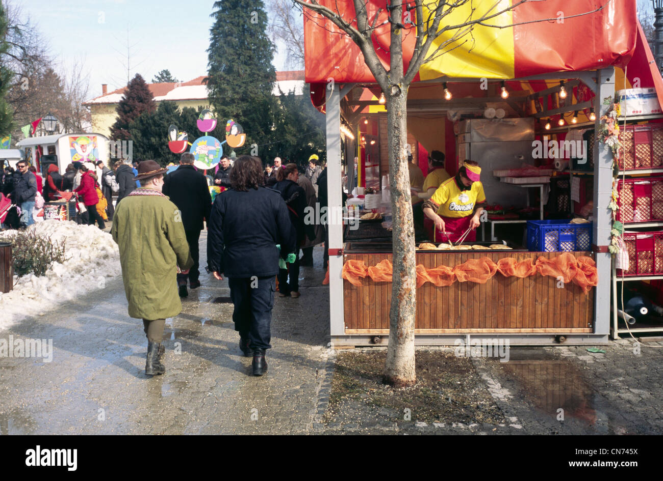 La gente se divierte en tradicionalmente el carnaval en la ciudad croata de Samobor Croacia Europa Foto de stock