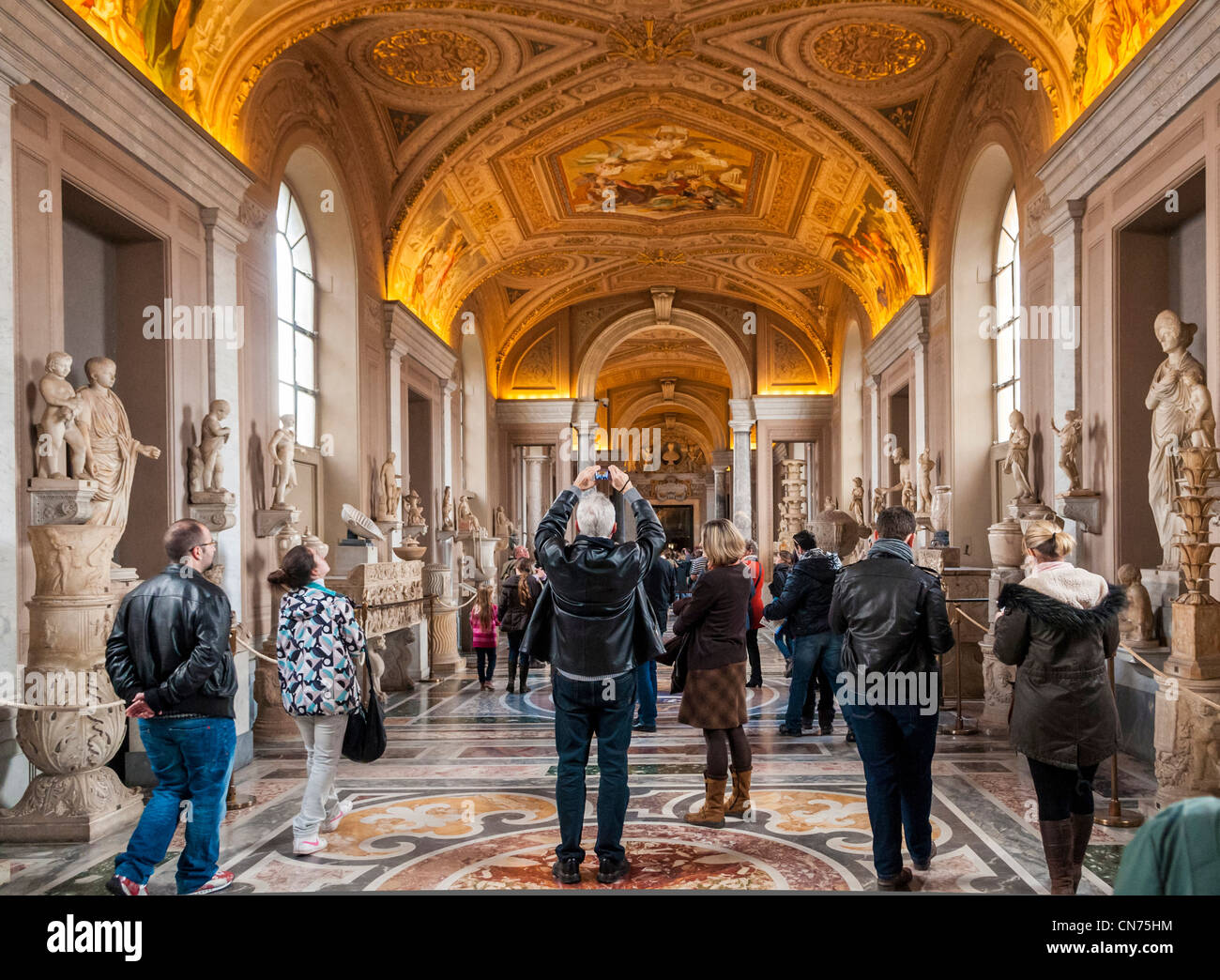 Los turistas en el Museo del Vaticano, Roma, Italia - La galería de estatuas en el Museo Pio-Clementino Foto de stock