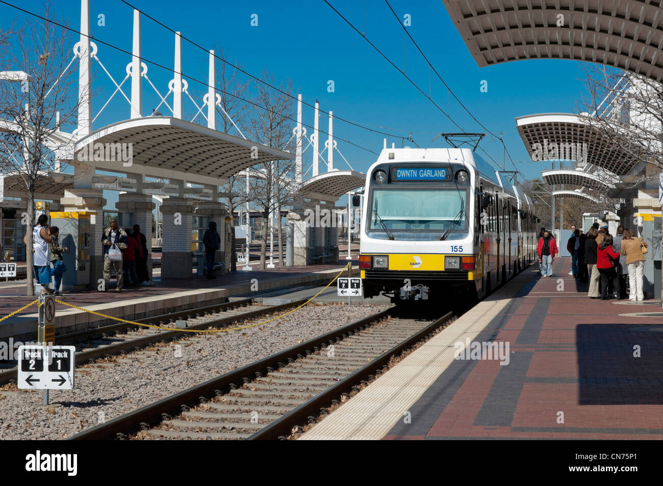 Los viajeros en la estación de tren coger un tren DART de plataforma en Union Station, Dallas, Texas Foto de stock