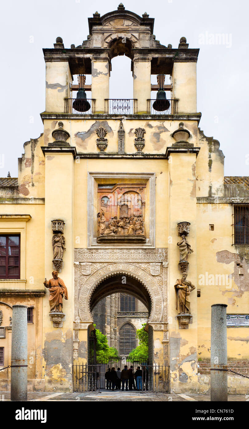 La Puerta del Perdon moriscos entrada al patio de los Naranjos y de la  Catedral de Sevilla, Sevilla, Andalucía, España Fotografía de stock - Alamy
