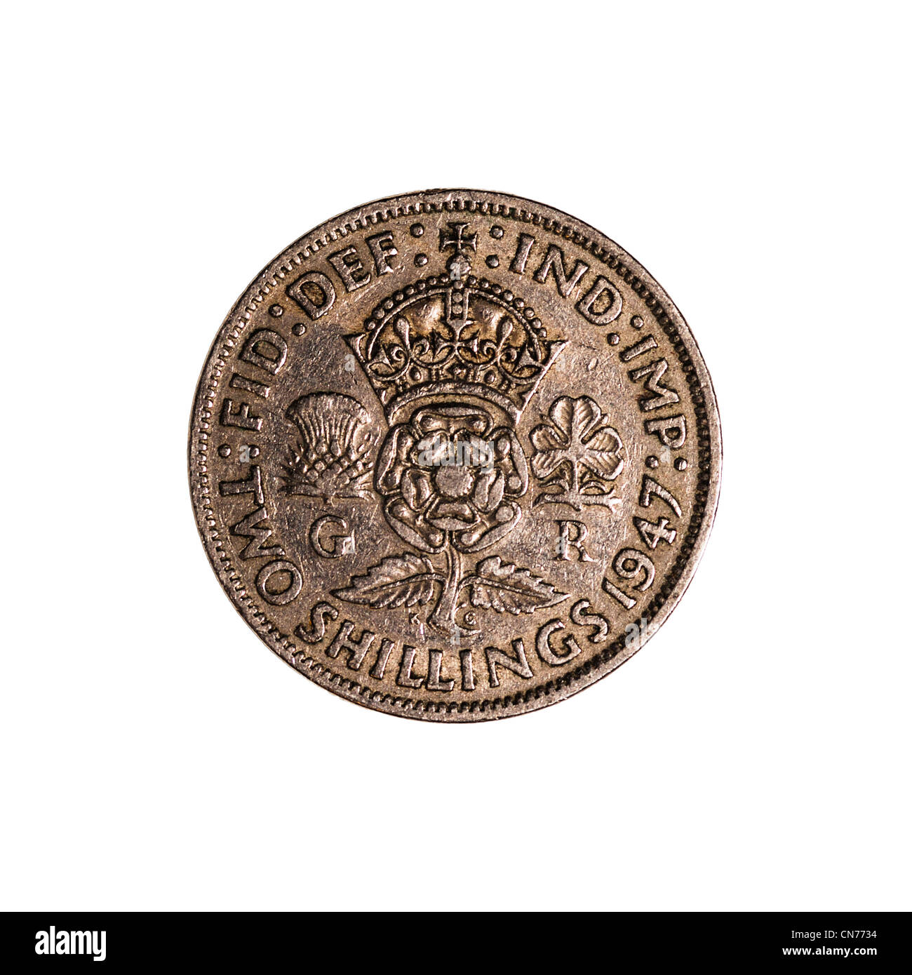 Un inglés pre dos decimales chelines coin fecha de 1947 sobre un fondo blanco. Foto de stock