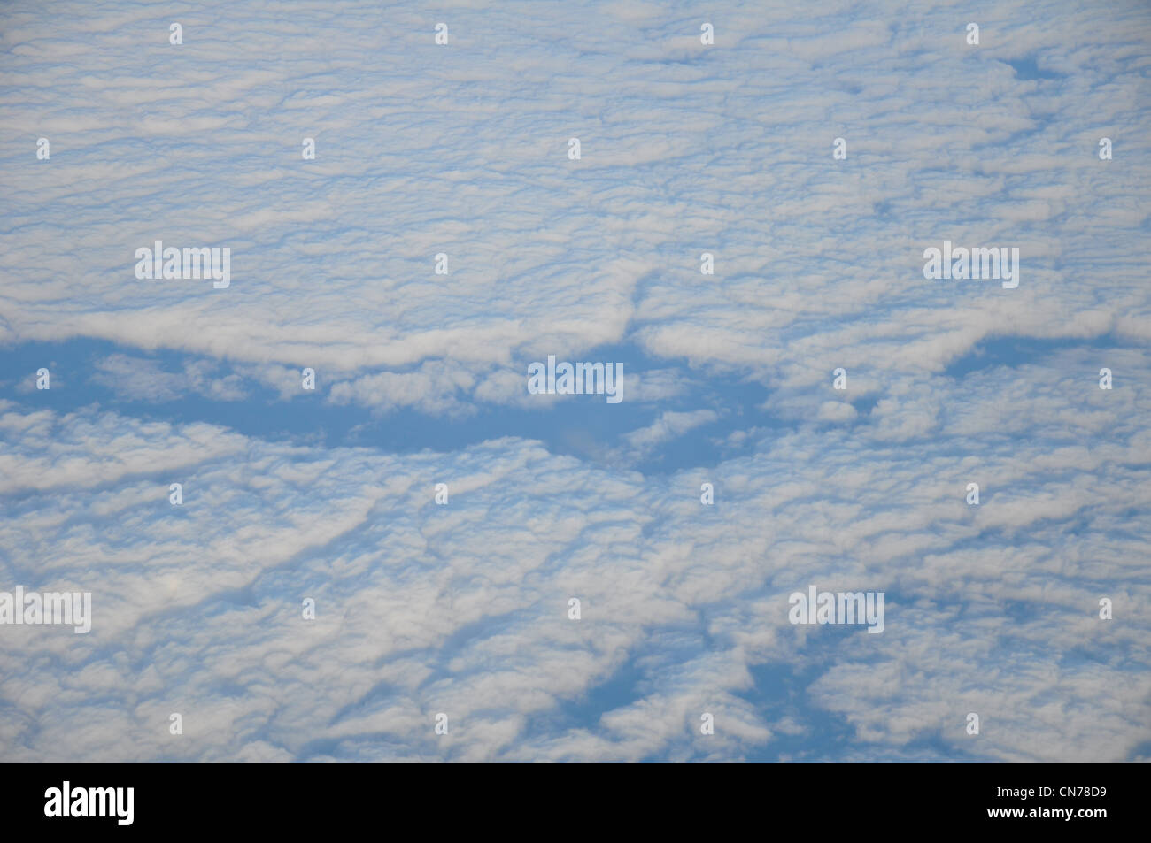 Las nubes y el mar visto en 38000 pies de altura Foto de stock