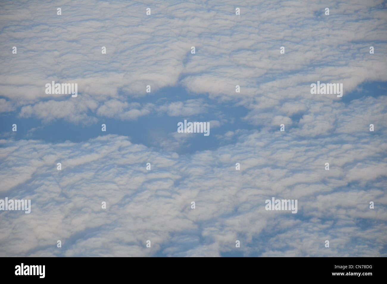 Las nubes y el mar visto en 38000 pies de altura Foto de stock