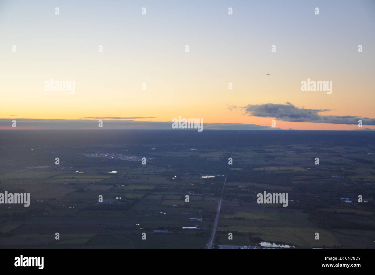 Vista aérea de la zona residencial de Toronto al amanecer Foto de stock