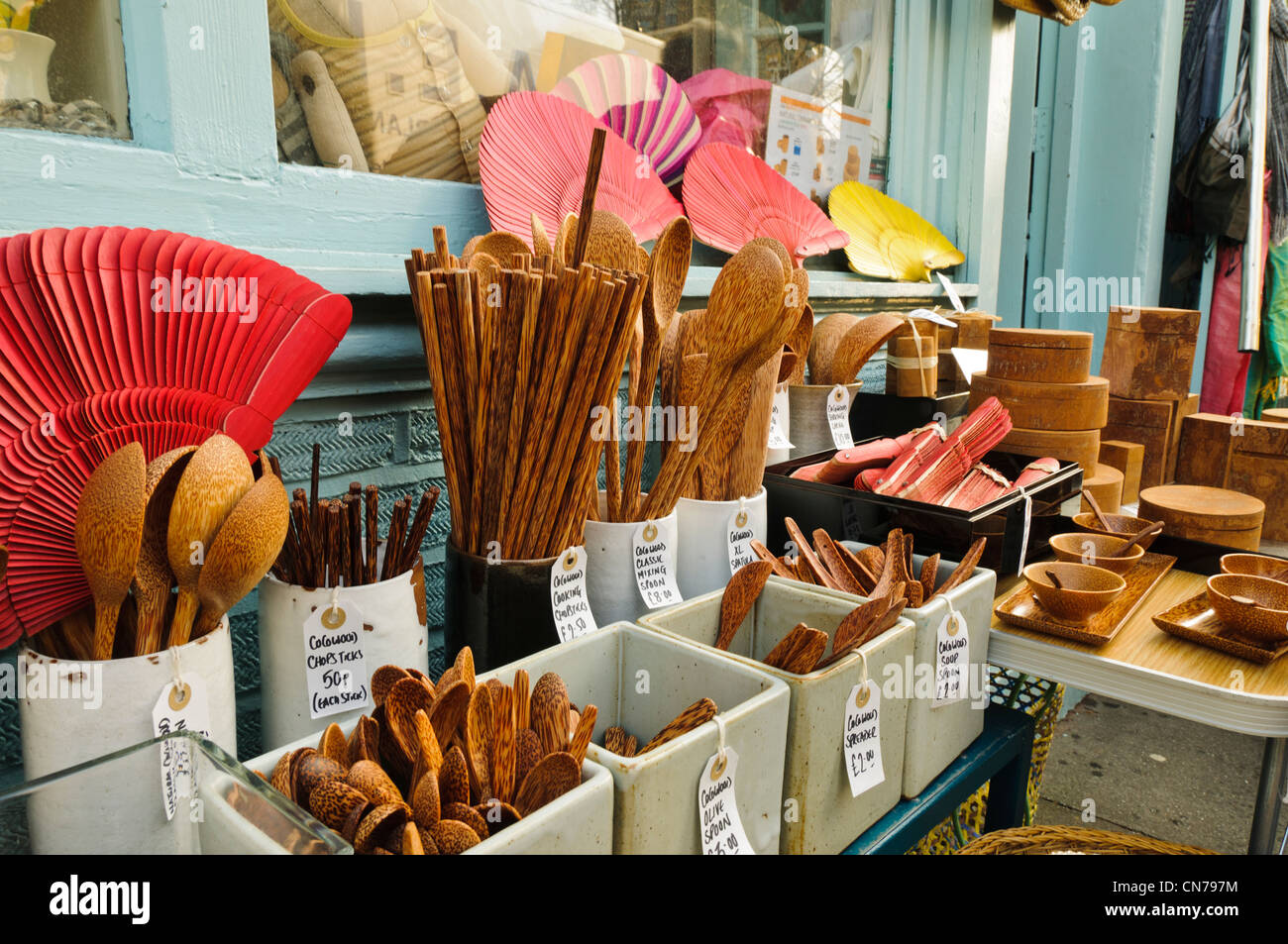 Tienda de venta de utensilios de cocina de madera en Columbia Road, East London Foto de stock