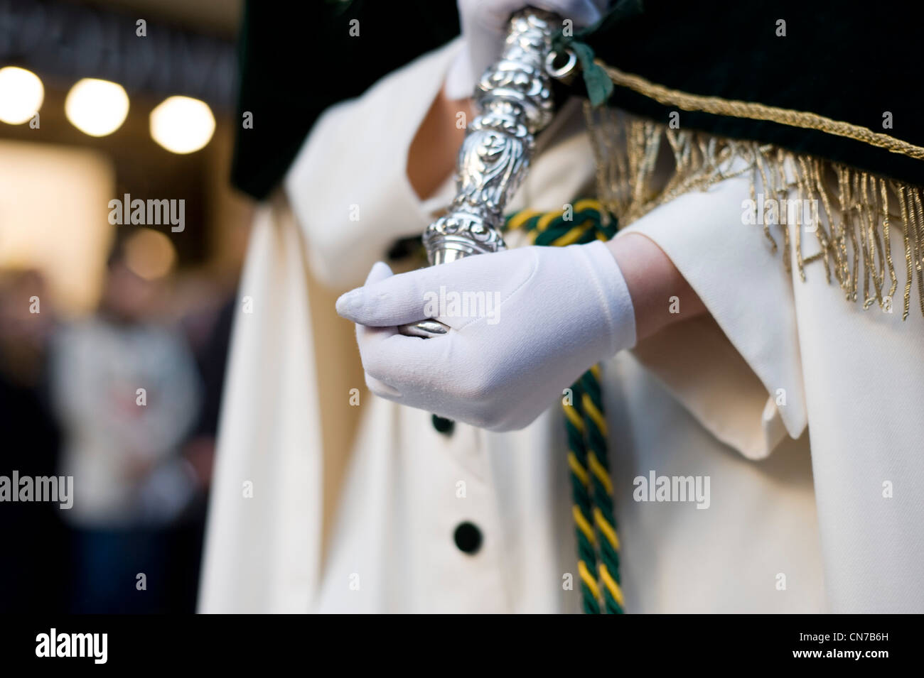 Nazareno manos en guantes durante la procesión del Viernes Santo en  Barcelona, España Fotografía de stock - Alamy