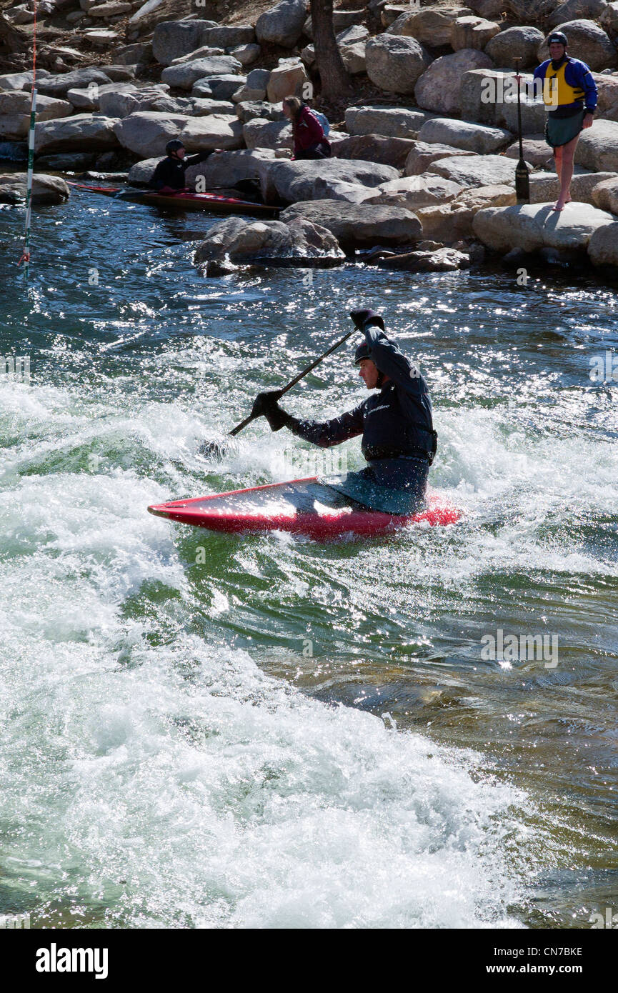 Whitewater kayakista, Río Arkansas, Salida, Colorado, EE.UU. Foto de stock