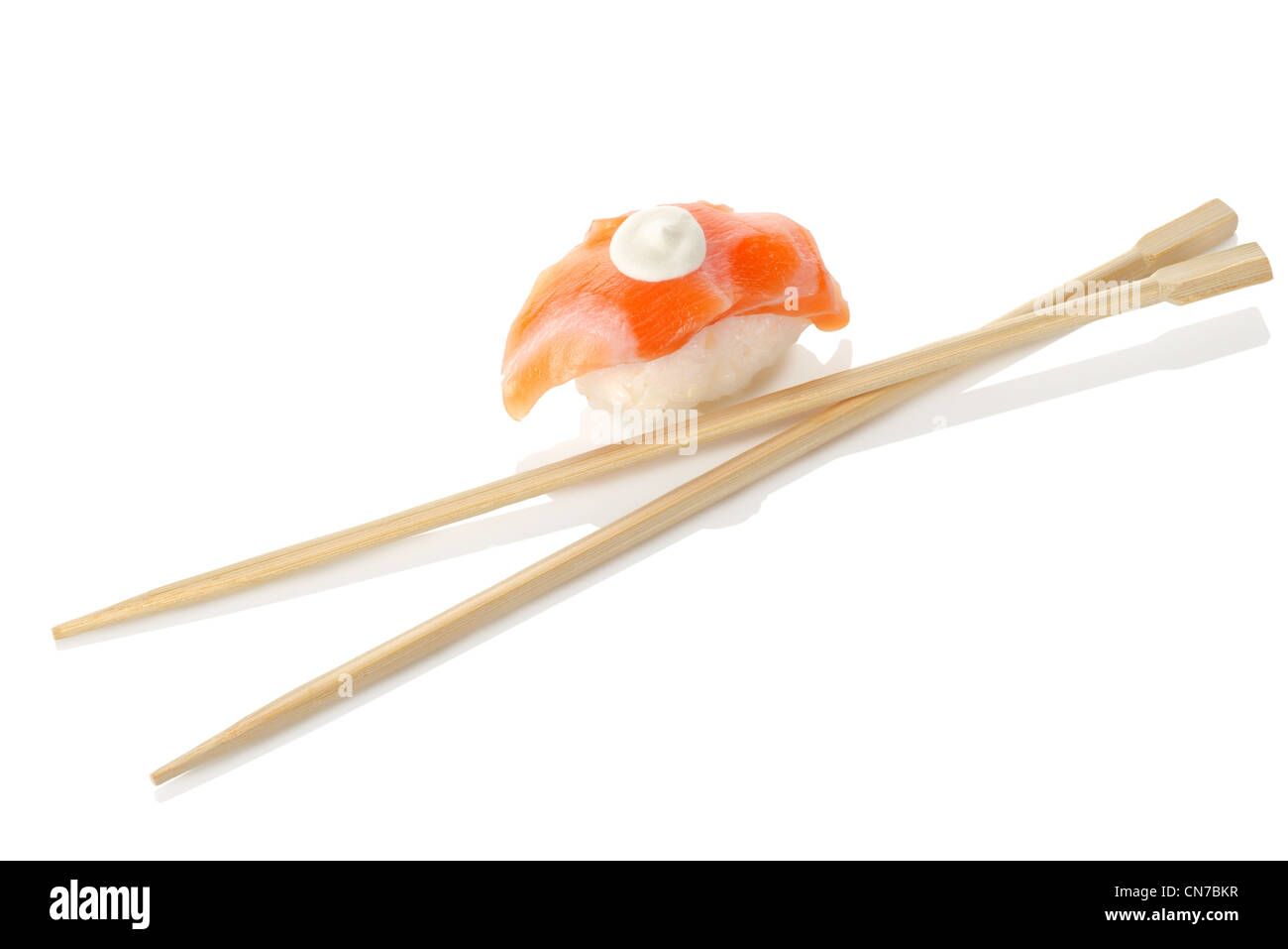 Palillos de madera y sushi aislado sobre un fondo blanco. Foto de stock