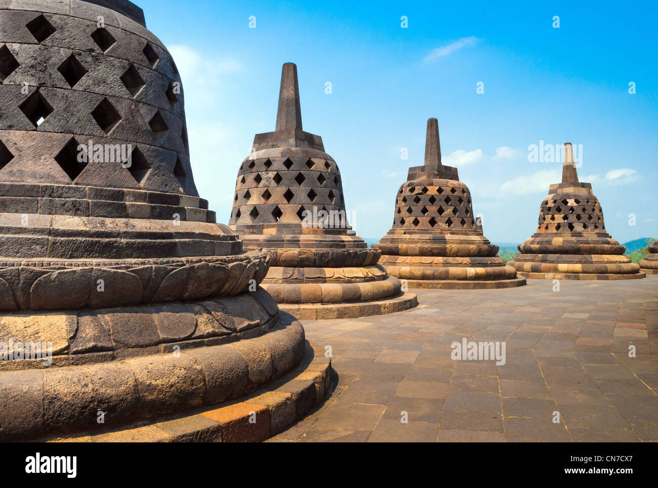 En la cima del templo Borobudur sitio en Indonesia Foto de stock