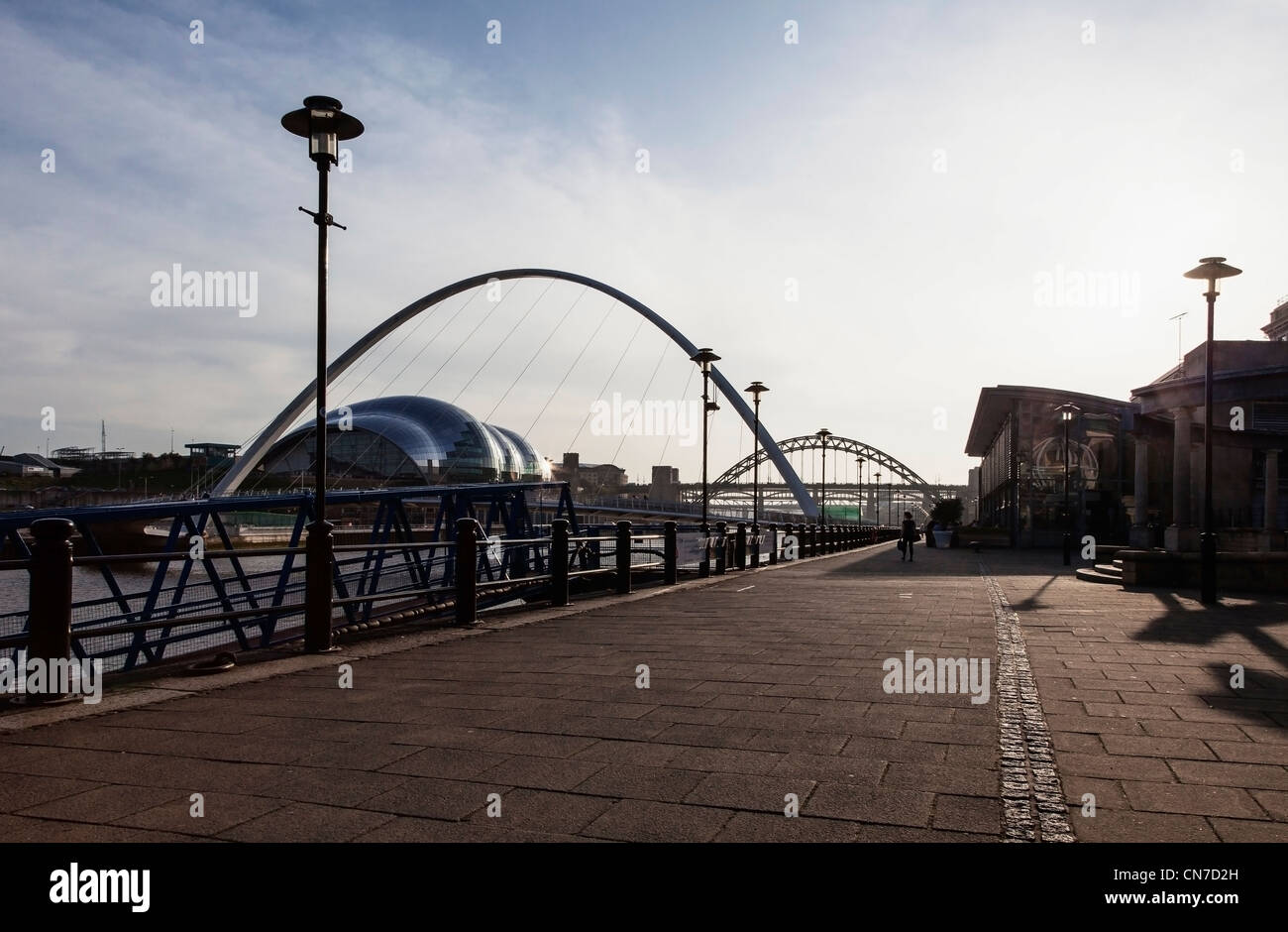 Newcastle-Gateshead desde el muelle con Millenium Bridge en primer plano, el sabio a la izquierda y nuevamente a la izquierda Tyne Bridge. Foto de stock