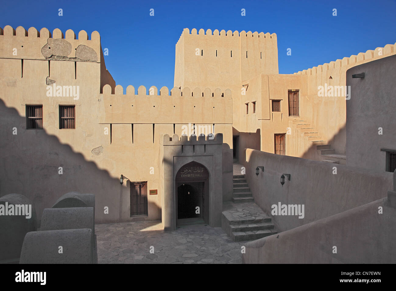 Eingang zum Fort Nizwa. Nizwa ist das Zentrum des omanischen Kernlandes. Die Oasenstadt liegt am Südrand des Hadschar-Gebirges n Foto de stock