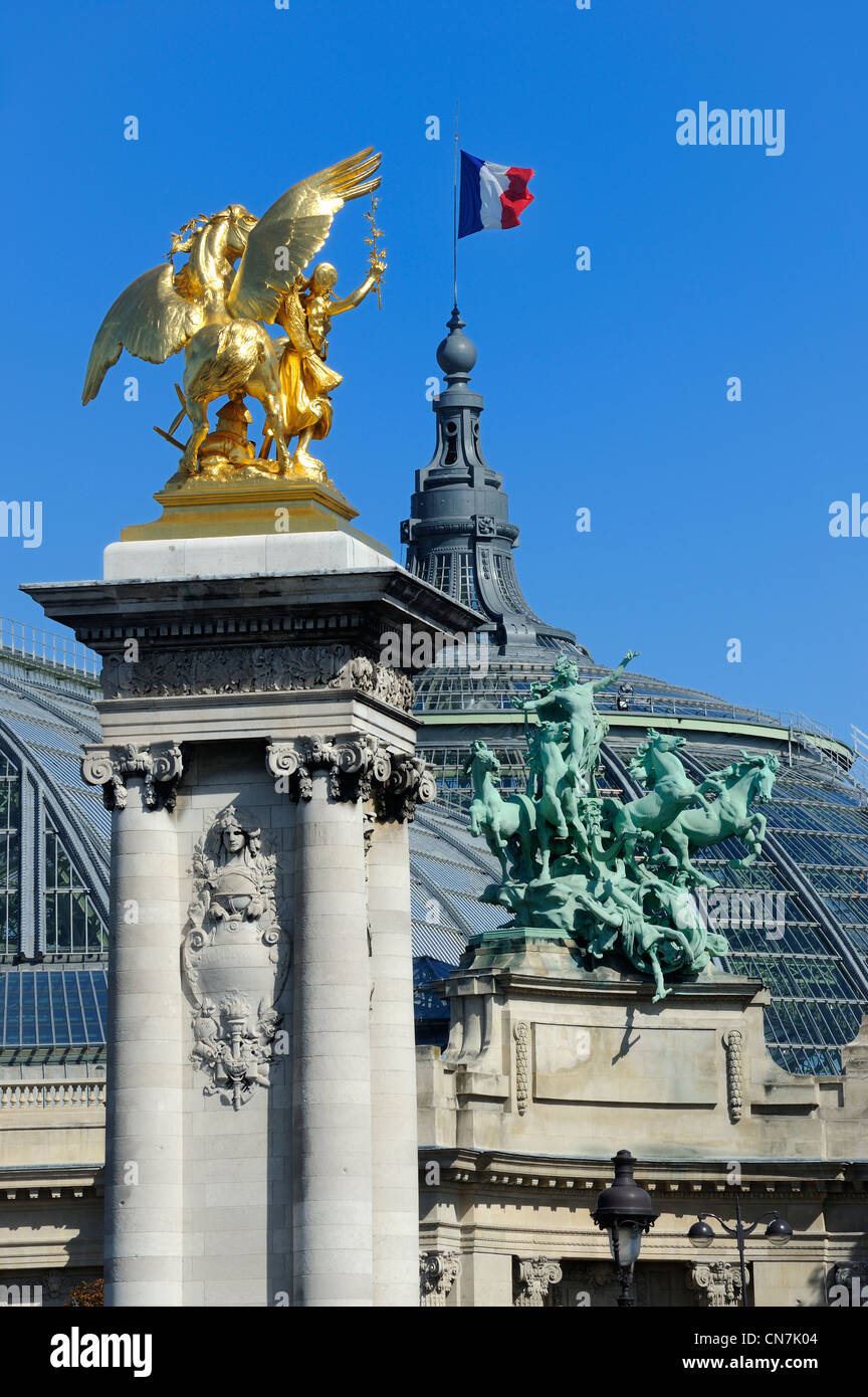 Francia, Paris, Pont Alexandre III (puente Alexander la tercera) y el techo de cristal del Grand Palais Foto de stock