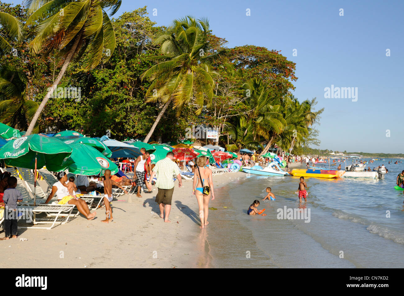 República Dominicana, provincia de Santo Domingo, Boca Chica, turistas y dominicanos en la playa de Boca Chica Foto de stock