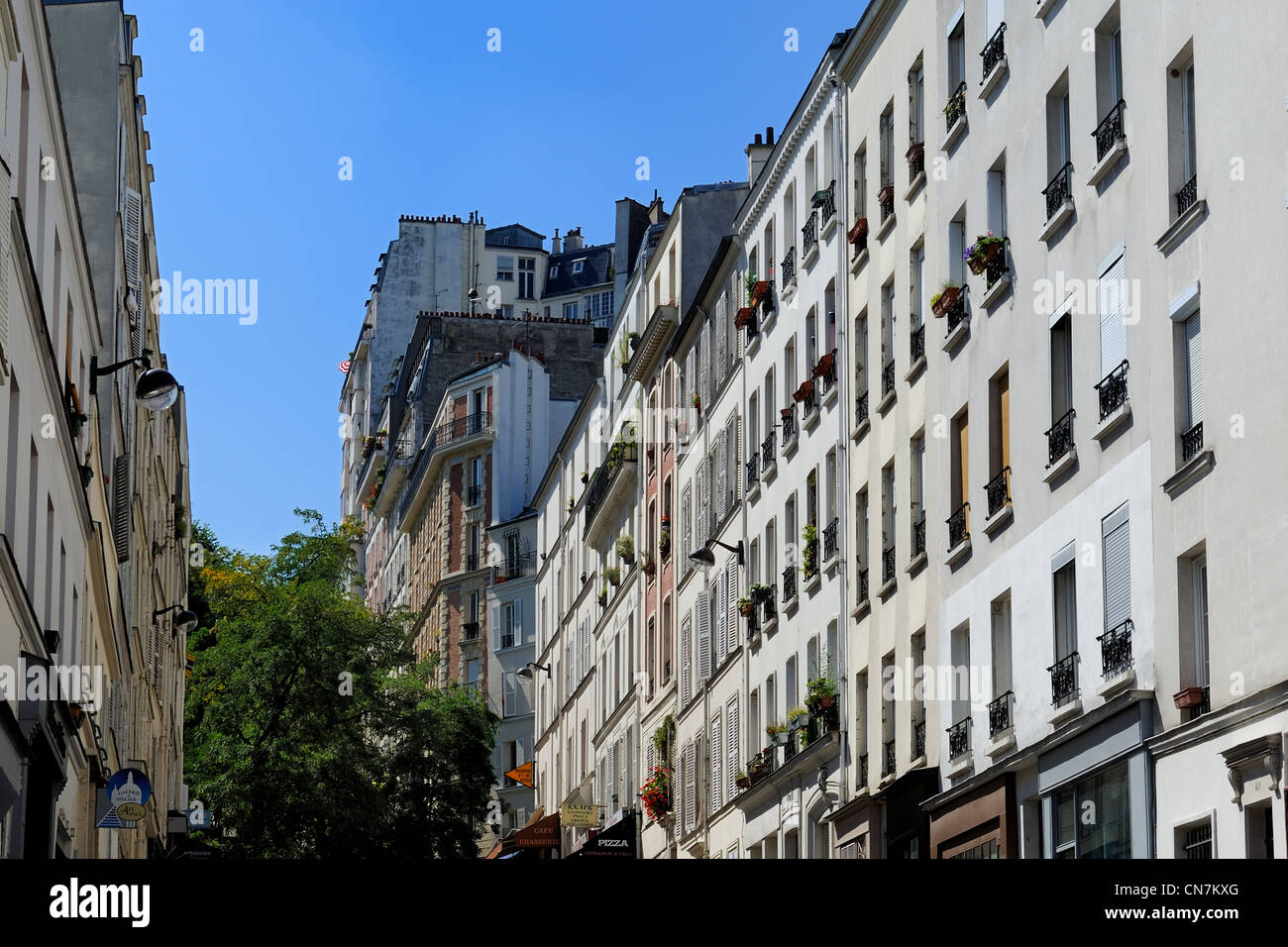 Francia, París, Rue Muller bajando desde la Butte Montmartre Foto de stock