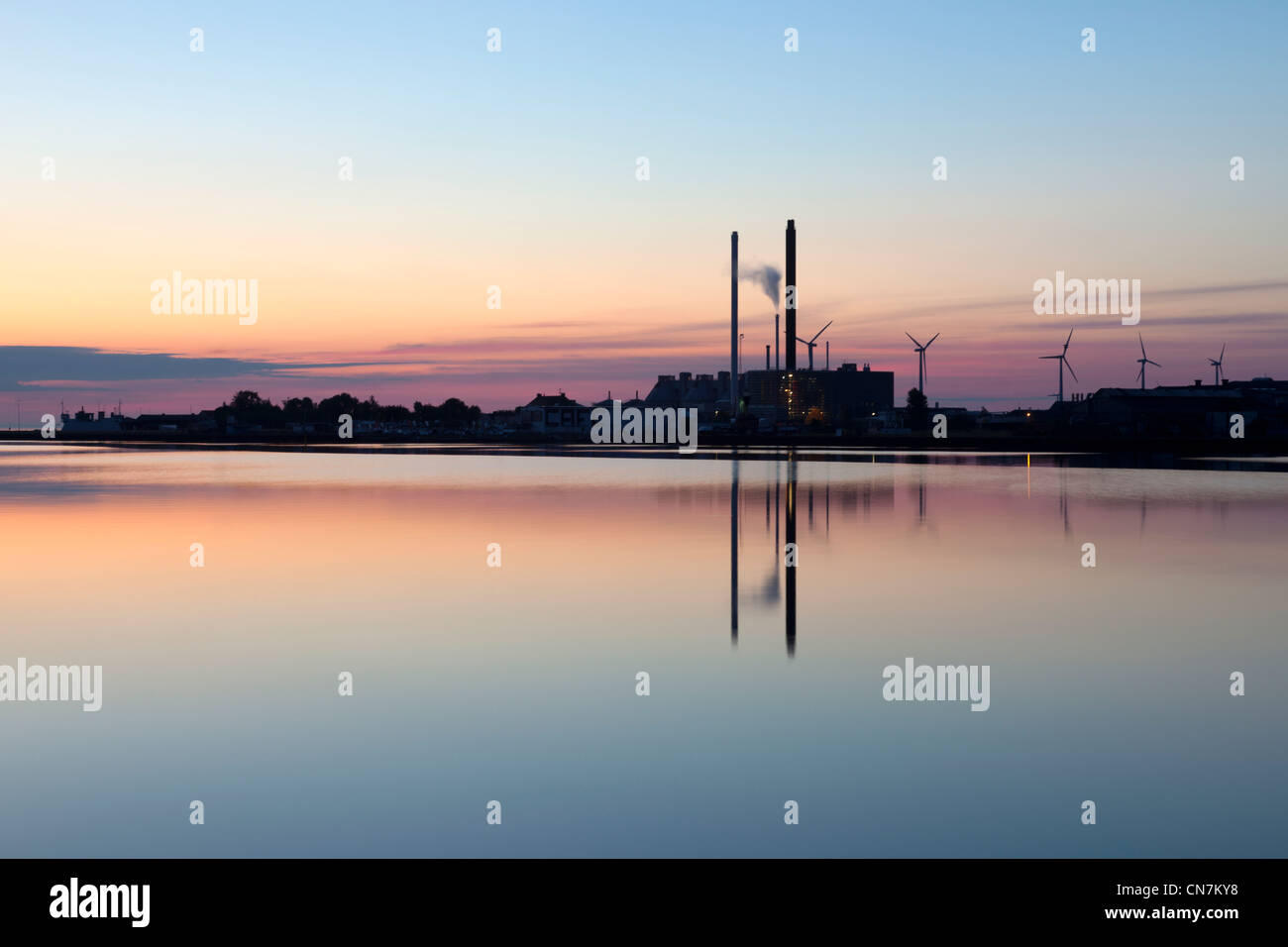 Chimeneas se refleja en el agua Foto de stock
