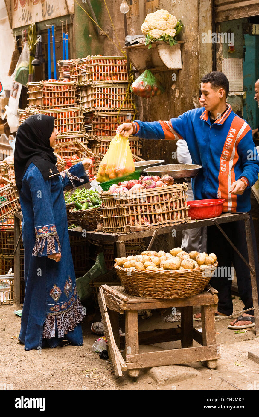 Egipto, El Cairo, Khan El Khalili souk, vendiendo verduras Foto de stock