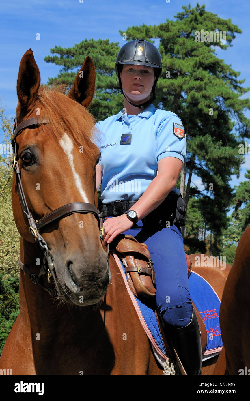 Francia, Paris, Republicano Guardmen patrullando a caballo en el Bois de Boulogne Foto de stock