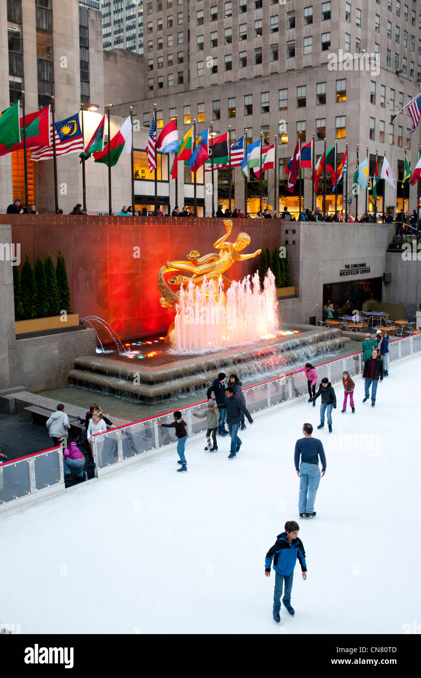 Estados Unidos Nueva York Rockefeller Center pista de patinaje sobre hielo  al aire libre Diversión de invierno 30 skate rock NBC Prometeo estatua  Fotografía de stock - Alamy