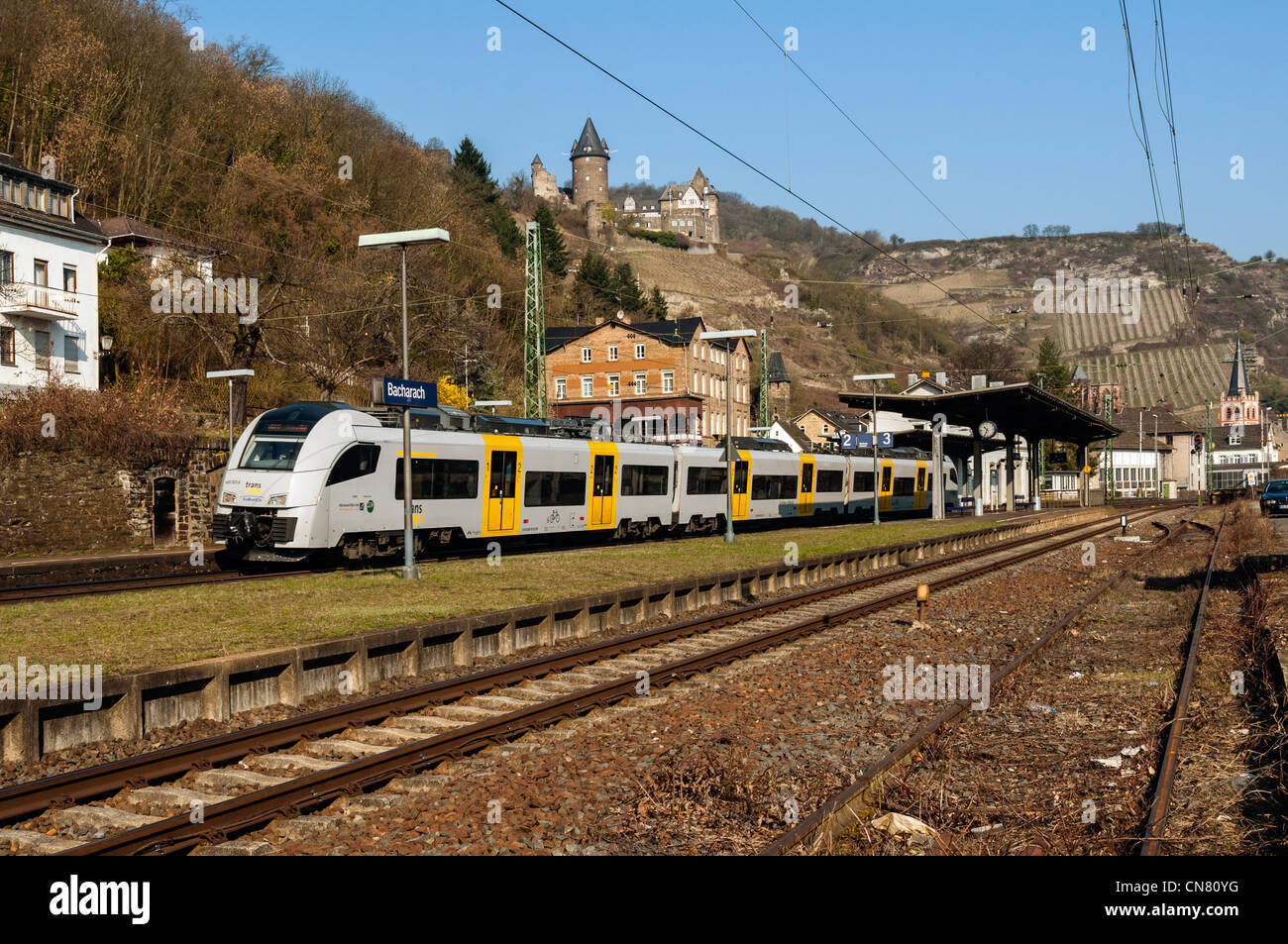 Tren de pasajeros que llegan a Bacharach en la UNESCO una lista de 'Alto Valle del Rin Medio", Renania Palatinado, Alemania. Foto de stock