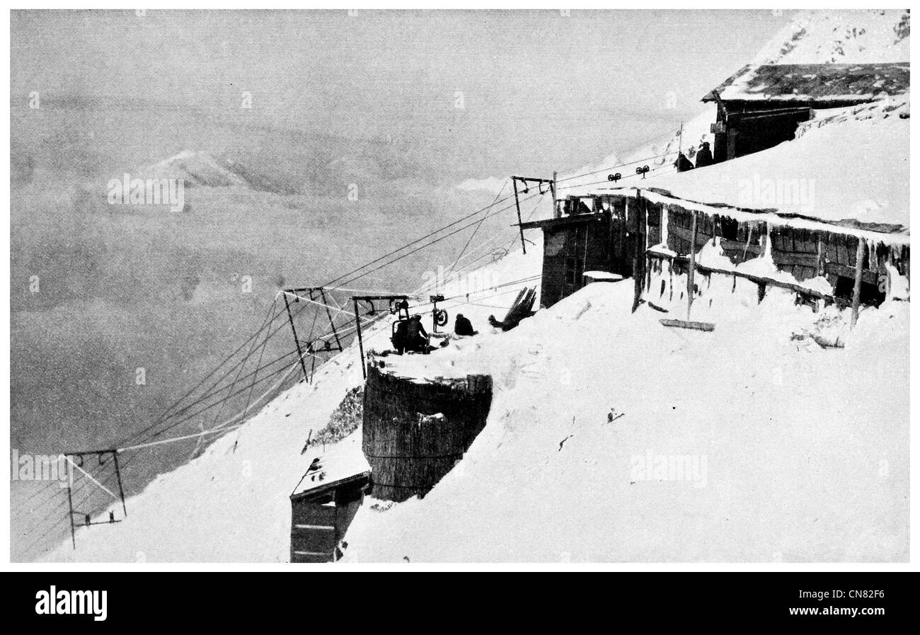 1917 estación de teleférico en la cima de una montaña de nieve de invierno de guerra alpina hielo Foto de stock