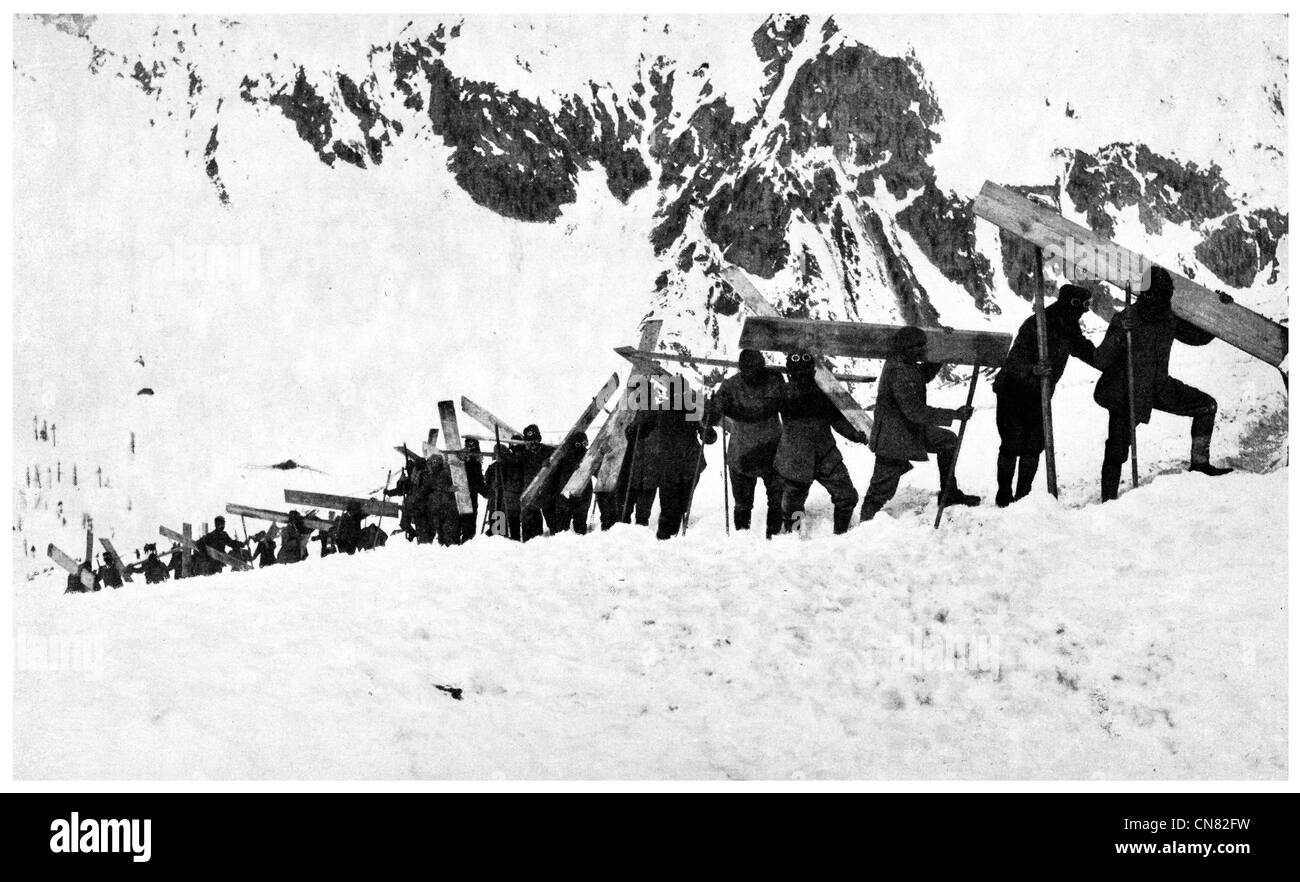 1917 soldados italianos llevar materiales de construcción Foto de stock