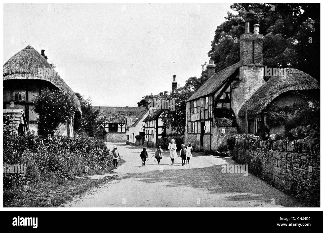 Publicado por primera vez en 1917 aldea Castillo Elmley Worcestershire Foto de stock