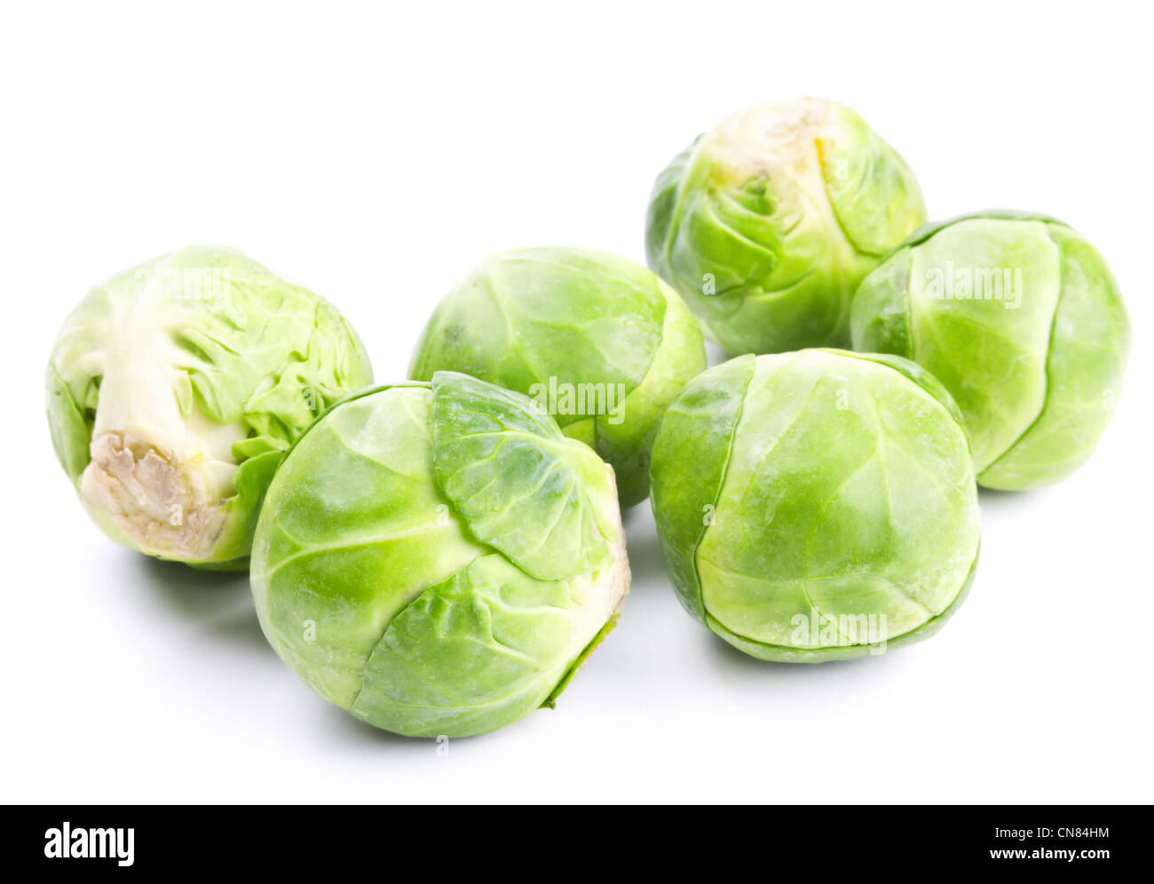 Verde fresco coles de Bruselas aislado sobre fondo blanco. Foto de stock