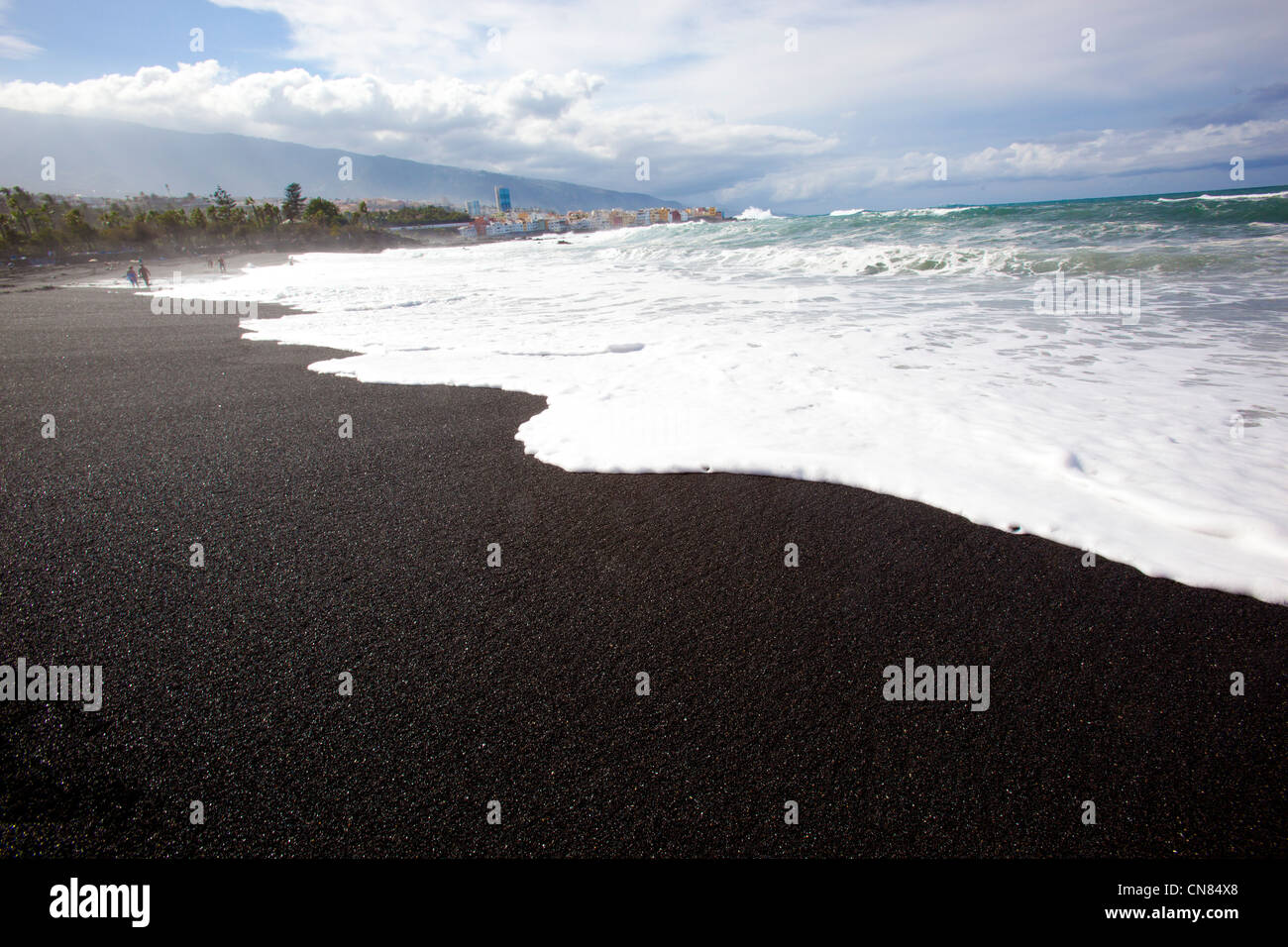 Los Gigantes De La Playa De Arena Negra Volcanica En Tenerife