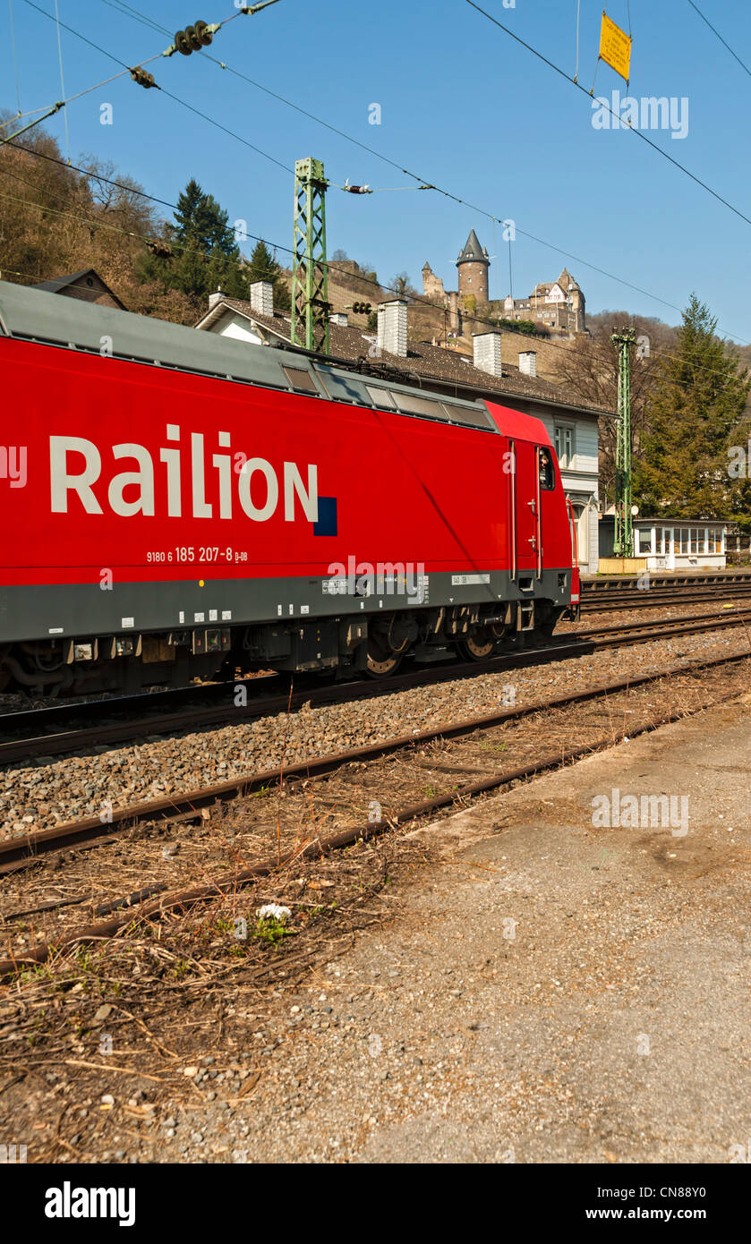 Tren de mercancías Railion pasando por Bacharach en la UNESCO una lista de 'Alto Valle del Rin Medio", Renania Palatinado, Alemania. Foto de stock