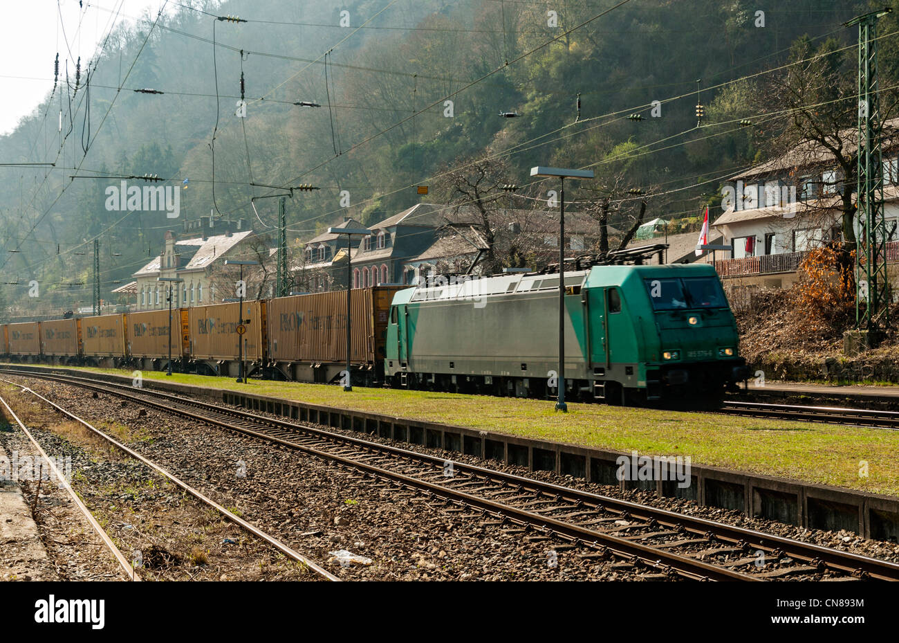 Tren de mercancías pasando por Bacharach en la UNESCO una lista de 'Alto Valle del Rin Medio", Renania Palatinado, Alemania. Foto de stock