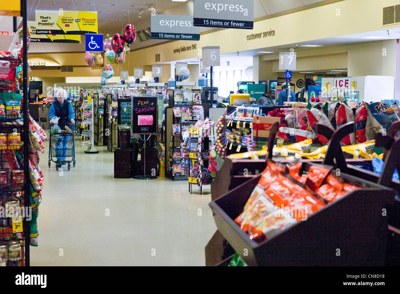 Mujer mayor de compras en una tienda de comestibles de Safeway, Salida, Colorado, EE.UU. Foto de stock