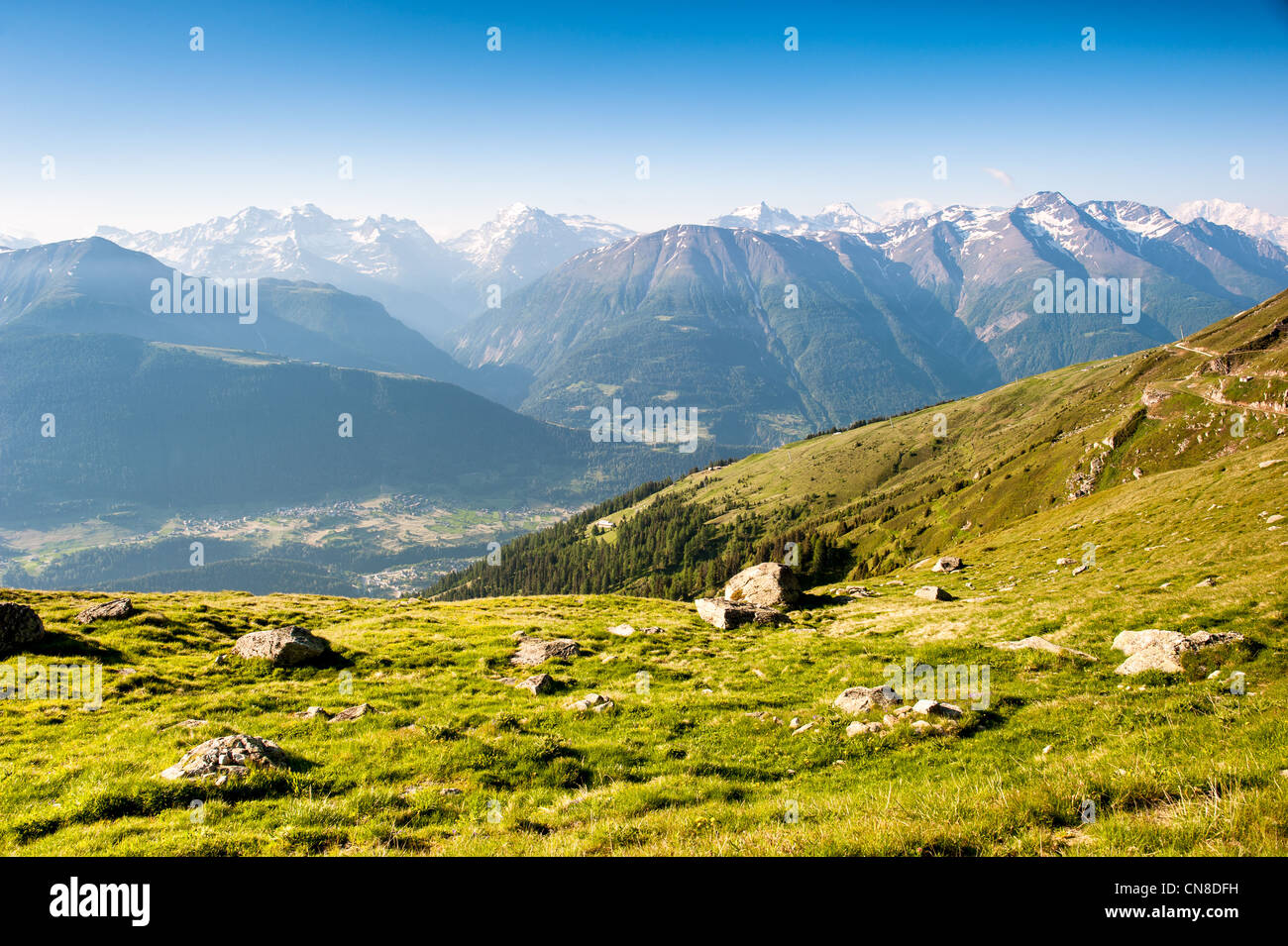 Imagen panorámica de la montaña fiescheralp, Wallis, Suiza Foto de stock